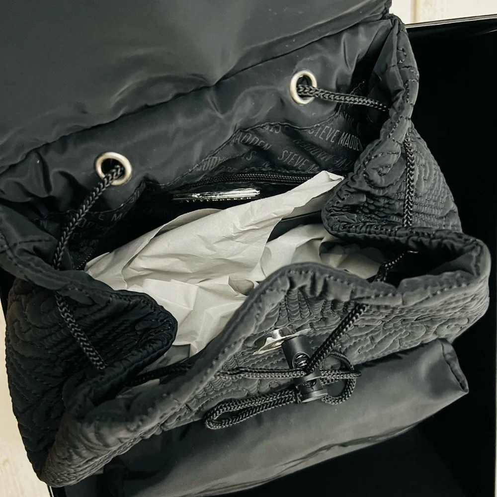 Steve Madden Backpack Bottle Earbud Case 3 Pc Gift Set - Picture 6 of 8